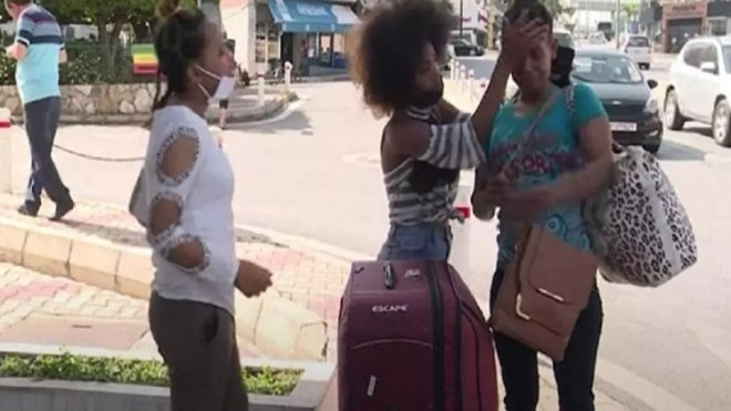 لبنانية تلقي بخادمتها وكيس ملابسها في الشارع!