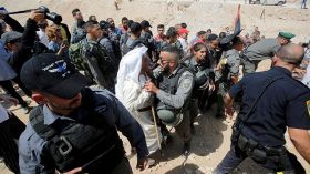 الاحتلال يطالب سكان الخان الأحمر بهدم منازلهم بأيديهم!