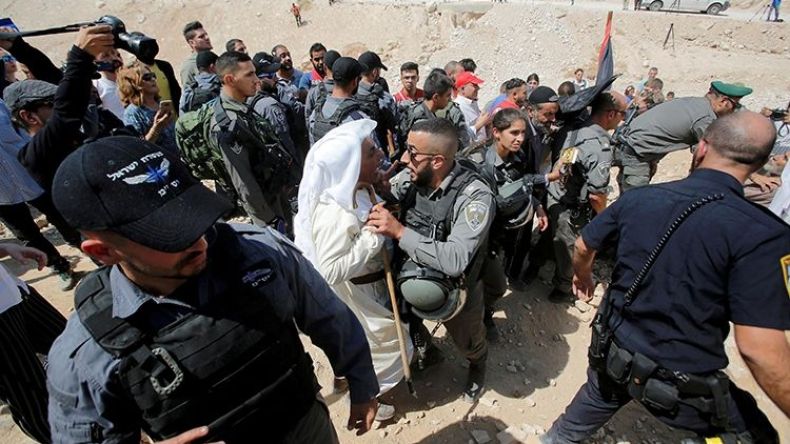 الاحتلال يطالب سكان الخان الأحمر بهدم منازلهم بأيديهم!