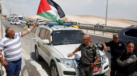 الاحتلال يهدم قرية الوادي الأحمر