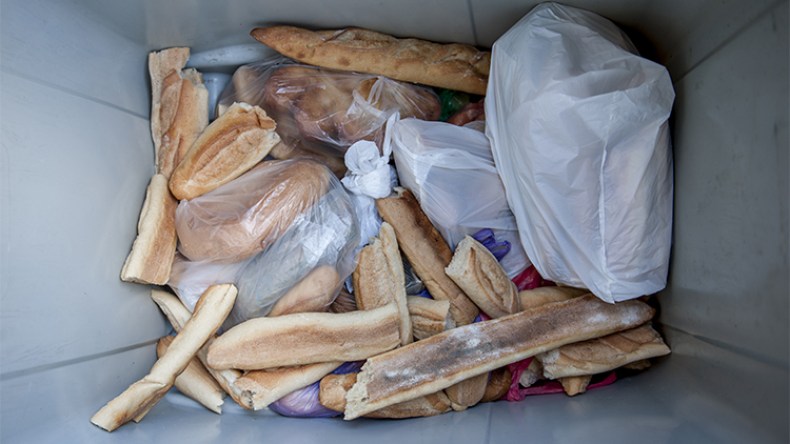 الجزائريون يرمون ما قيمته 3600 مليار من الخبز في المزابل سنويا