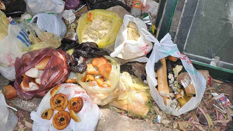 أرقام صادمة بالملايين عن رمي الخبز في القمامة خلال رمضان