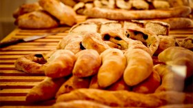 صور صادمة لصراصير في الخبز بسوق أهراس