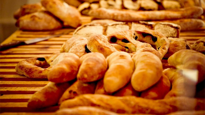 صور صادمة لصراصير في الخبز بسوق أهراس