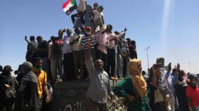 متظاهرون أمام مقر الجيش السوداني