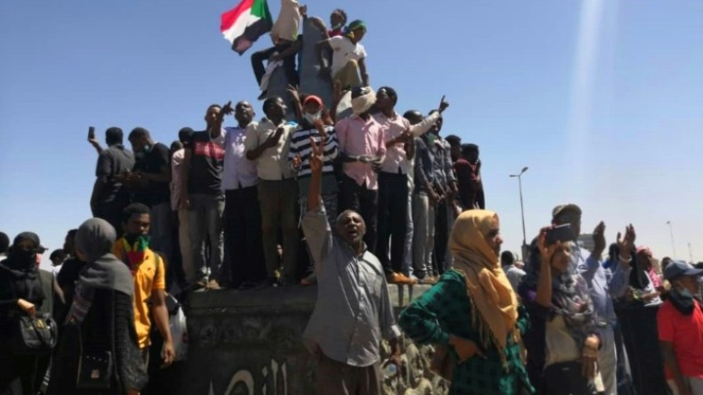 متظاهرون أمام مقر الجيش السوداني