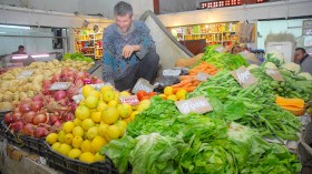 الأمطار ترفع أسعار الخضر والفواكه بـ30% بأسواق الجملة