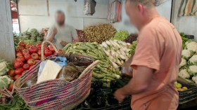 حشود بشرية تجتاح الأسواق والغلاء يحرق جيوب المواطنين قبيل العيد