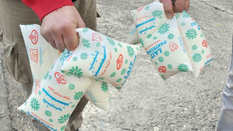 تجار انتهازيون يحتكرون الحليب لتصريف بضاعتهم الكاسدة