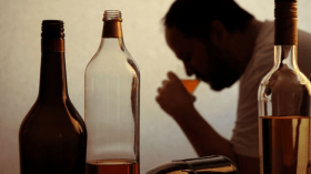 يشرب الخمر في رمضان ويهدد والده بالقتل!