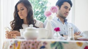 كيف تكتشفين خيانة زوجك؟