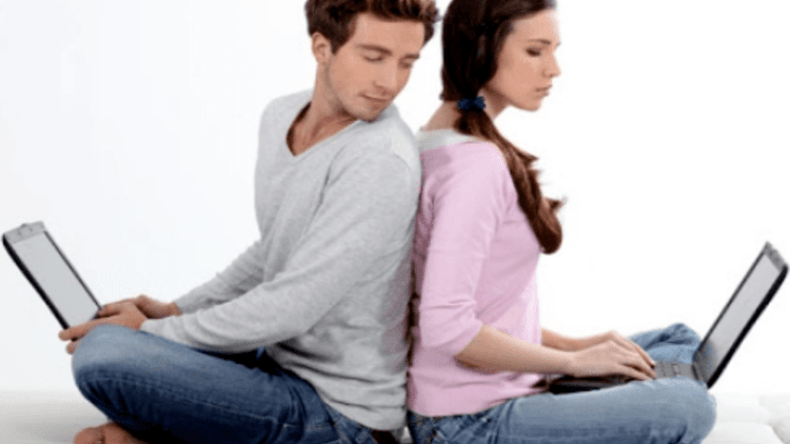 خيانة من خلف الشاشات والمتهم.. الانترنت!