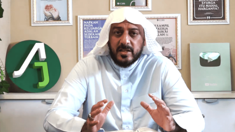 داعية إسلامي يتعرض للطعن في إندونيسيا (فيديو)