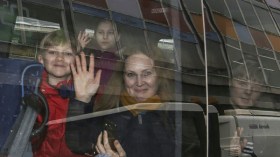 دبلوماسيون روس طردتهم بريطانيا يغادرون سفارتهم في لندن