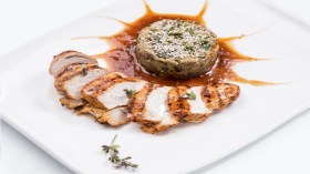 صدر الدجاج مع الباذنجان وصلصة الطماطم