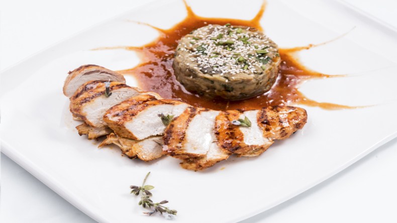 صدر الدجاج مع الباذنجان وصلصة الطماطم