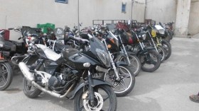 أطفال يُحوّلون الطرقات إلى مضامير سباقات مجنونة للدراجات النارية!