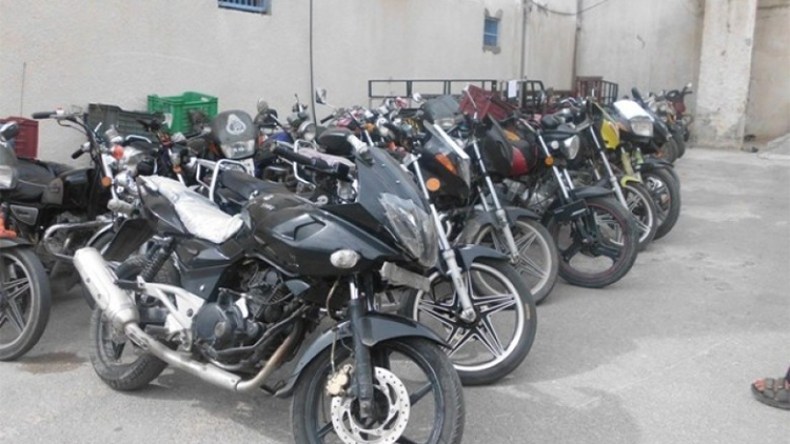 أطفال يُحوّلون الطرقات إلى مضامير سباقات مجنونة للدراجات النارية!