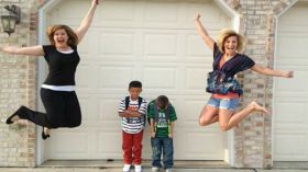 أمهات سعيدات بعودة أبنائهن إلى الدراسة!