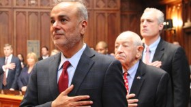 شاهد.. أمريكيون يحيون طبيباً مسلماً