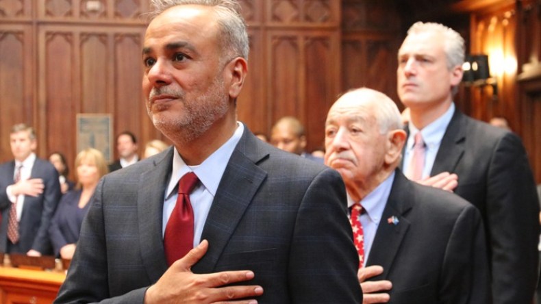 شاهد.. أمريكيون يحيون طبيباً مسلماً