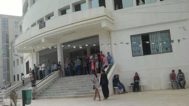 مدير المركز الجامعي بتيبازة يهدد بتطبيق القانون