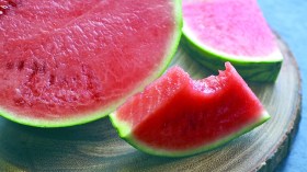 “الدلاع” يقتل طفلا ويسمم عائلة من 5 أفراد بأم البواقي