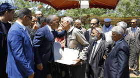 مدير مؤسسة “الدهوارة” يكرم العمال ويخص شهداء سوق هراس للطائرة العسكرية بتأبينية مميزة