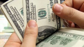  70  مليار دولار في السوق السوداء