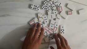 طاولات “الدومينو” والقهوة والشيشة تغزو الشوارع في عز الوباء