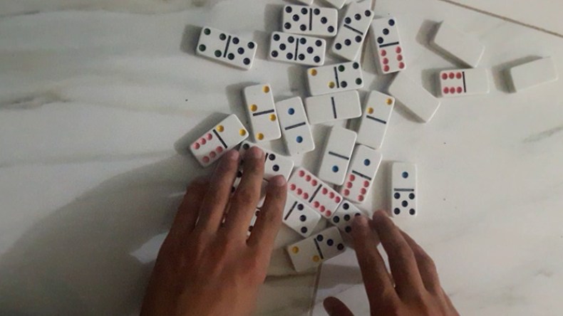 طاولات “الدومينو” والقهوة والشيشة تغزو الشوارع في عز الوباء