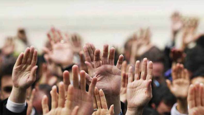 بين مبدئية الشّورى وآلية الديمقراطية