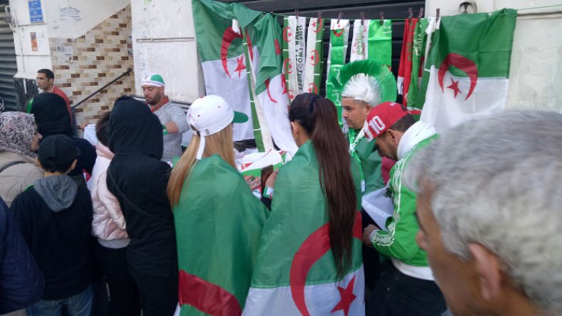 مواطنون يتهافتون على الرايات الوطنية تحسبا لحراك الإستقلال