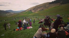 عائلات تهرب من روتين الحجر الصحي في المنازل إلى الطبيعة