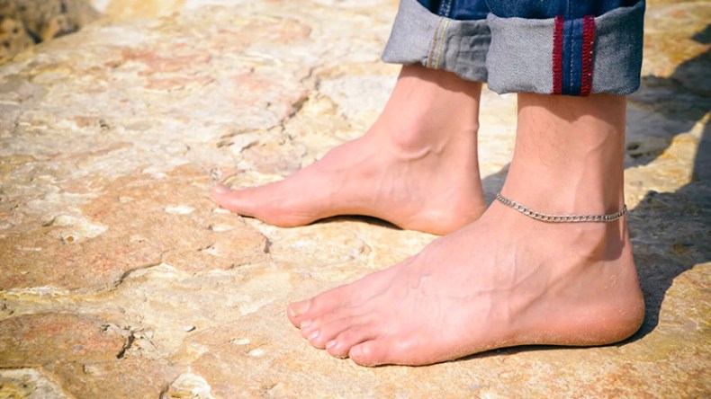 شباب يتزينون بسلاسل ذهبية في أرجلهم