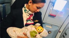 مضيفة ترضع طفلة جائعة على متن الخطوط الفلبينية!