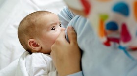 العودة إلى الرضاعة الطبيعية.. أطباء ومختصون يتّحدون ضد الحليب الاصطناعي