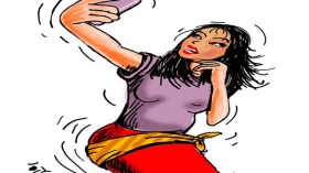 فنانات يتمايلن ويرقصن أمام الكاميرات