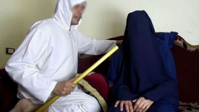 راق يقنع امرأة بأن لديها ولدان من جني!