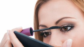 اهتمي برموشك الطبيعية لأكثر كثافة وصحة