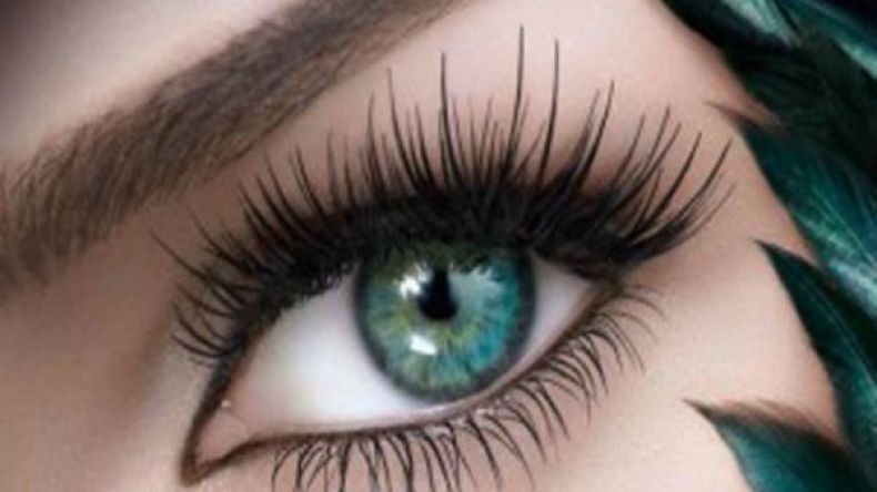 بهذه العادات اليومية تحافظين على رموشك الطبيعية؟!