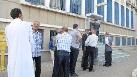 طوابير واشتباكات بالبنوك والبريد لسحب الرواتب!