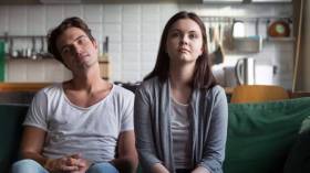 أزواج يشكون روتين الحياة من دون مشكلات