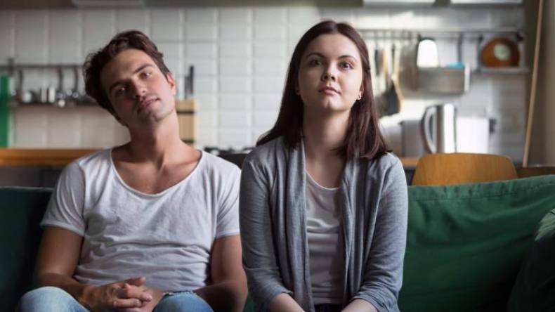 أزواج يشكون روتين الحياة من دون مشكلات