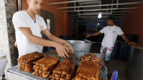 محلات تبيع الزلابية وأخرى تفتح بعد الإفطار