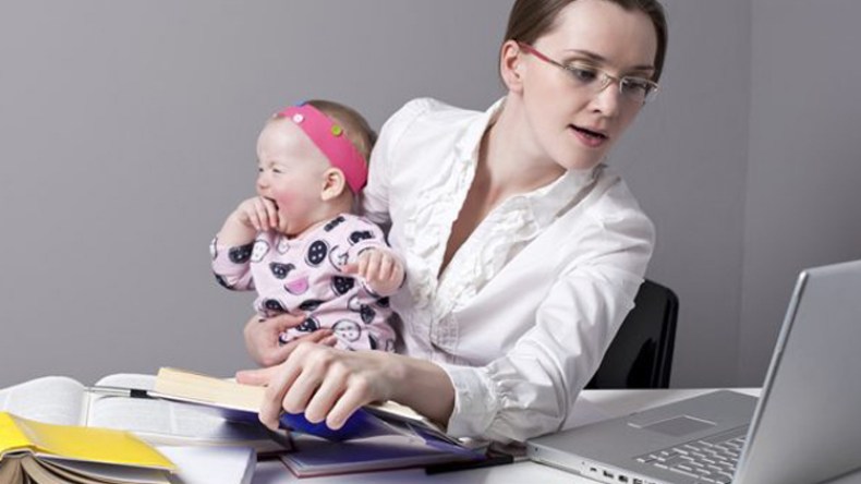 زوجات يتحملن مسؤولية مزدوجة بدور الأم والأب