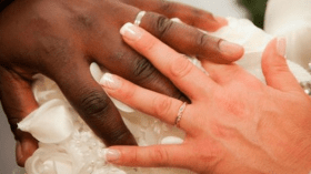 أنا أسود اللون وأريد الزواج من شقراء لتحسين النسل!