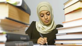 ناشط مغربي يدعو لعدم الزواج بالمرأة المتعلمة!