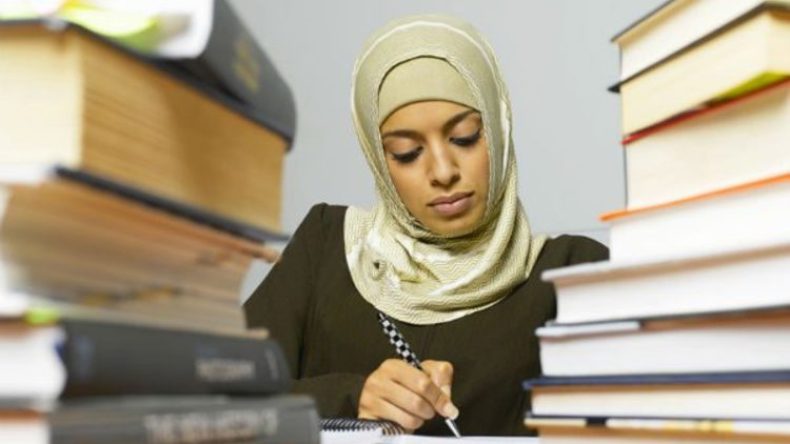 ناشط مغربي يدعو لعدم الزواج بالمرأة المتعلمة!