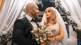 دمية سيليكون تظفر بعريس لاعب كمال أجسام!